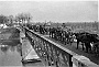 1917 Truppe inglesi dirette a nord attraversano il ponte di Borgomagno e un ponte sul Brenta. (Oscar Mario Zatta)) 2